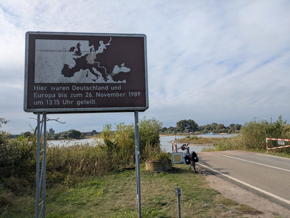 Deutschland - Lenzen (Elbe) - Dann heute auch endlich wieder mal eine Fährenfahrt. Man wechselt auf dem Elberadweg immer mal wieder von hüben nach drüben. Macht Spaß und