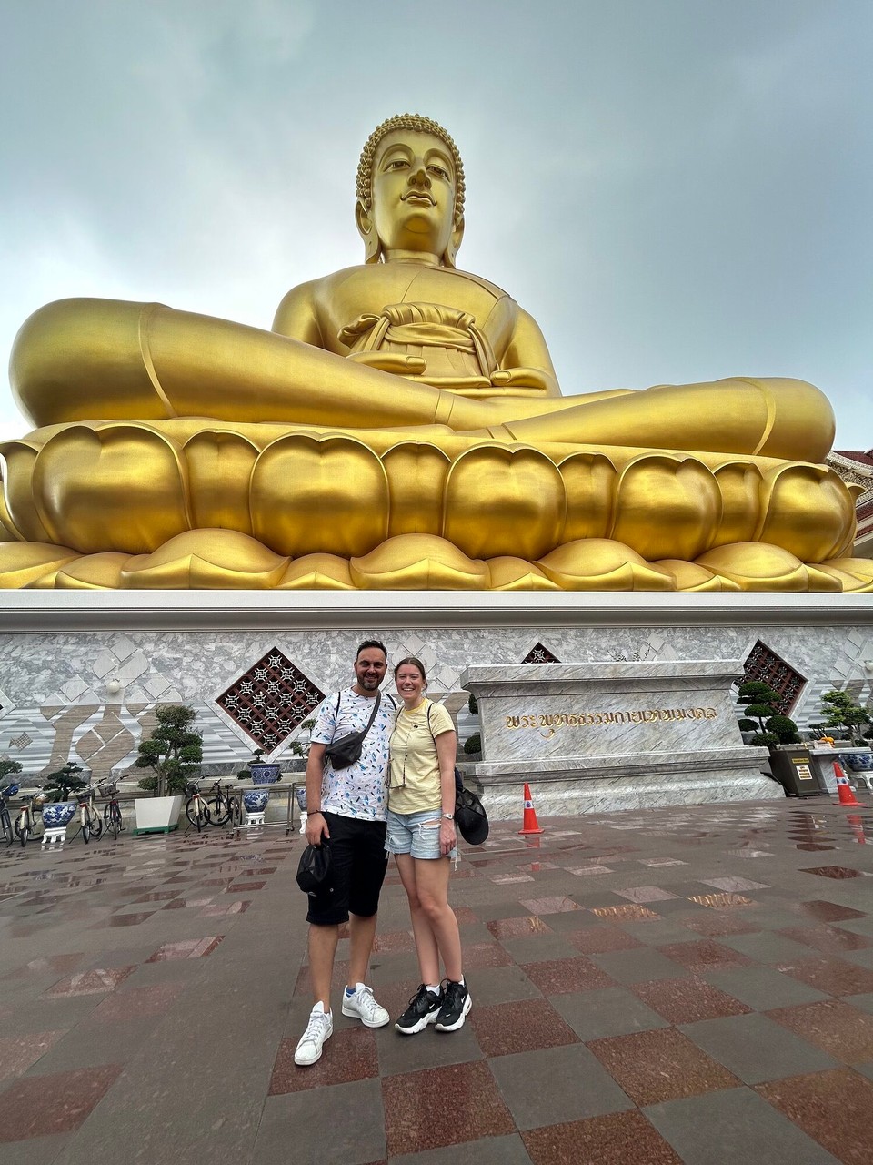 Thailand - Bangkok - Man sieht auf dem Bild die Dimensionen nicht so richtig. Der Buddha ist unglaublich hoch und sieht mit der goldenen Oberfläche super elegant aus 