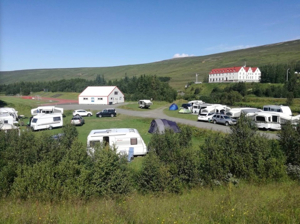 Island - Þingeyjarsveit - Der Campingplatz hat eine tolle Infrastruktur und ich bekomme über die kurze Nacht all unsere iPhone und iPads geladen. Perfekt.