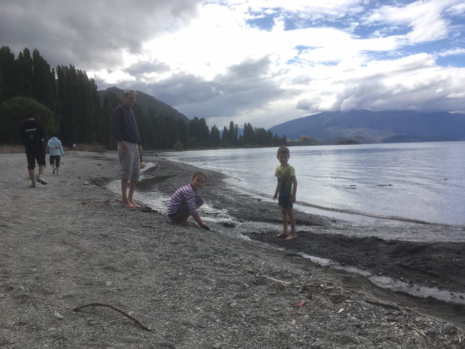 Neuseeland - Wanaka - Auf dem Rückweg bleibt genügend Zeit zum Spielen und Bäche stauen.
