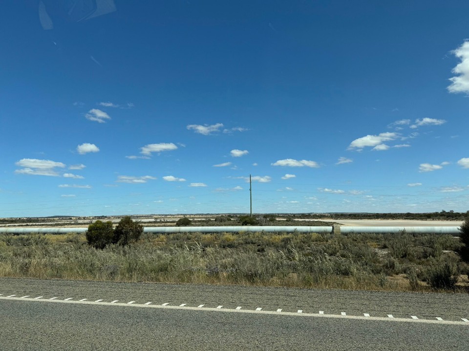 Australien - Kalgoorlie - Kalgoorlie selbr het kei Wasser. Sie müand zWasser vo Perth döt hera pumpa. DWasserversorgigssystem isch 560km lang und isch 1903 fertig erbaut worda. Öpa 100'000 Lüt, also öpa 33'000 Hushält müand in Kalgoorlie mit Wasser versorgt wärda.