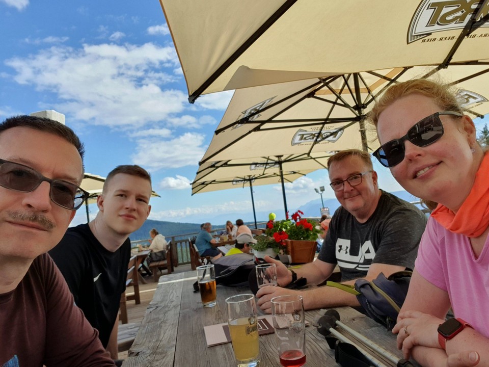 Italien - Meran - Im Piffinger Köpfl stoßen wir auf alle bestiegene Gipfel an und stellen uns schon mal die echt italienische Pizza  heute abend vor. (das Tiramisu war dann noch besser)