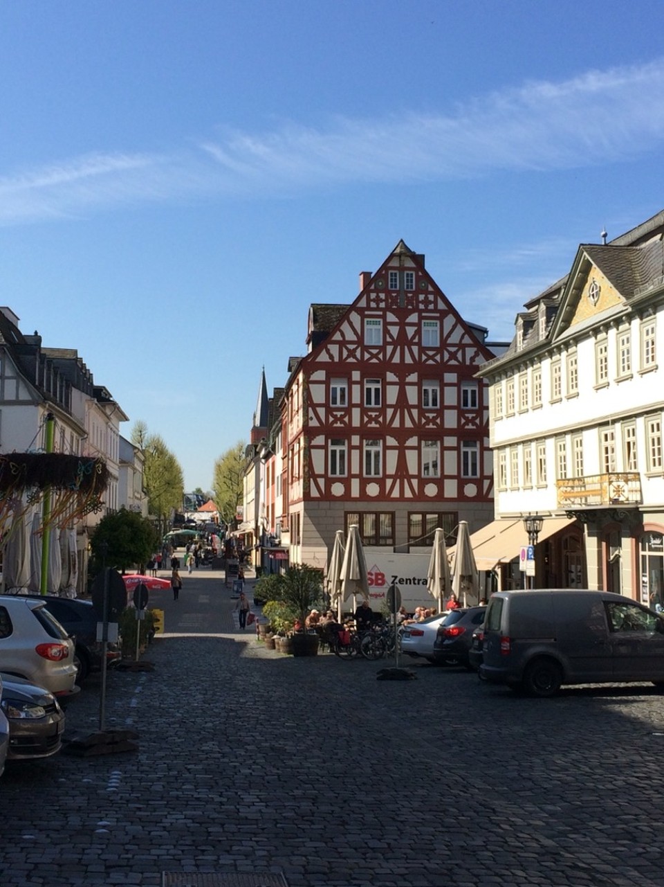 Deutschland - Limburg an der Lahn - Der Kornmarkt aus anderer Perspektive.