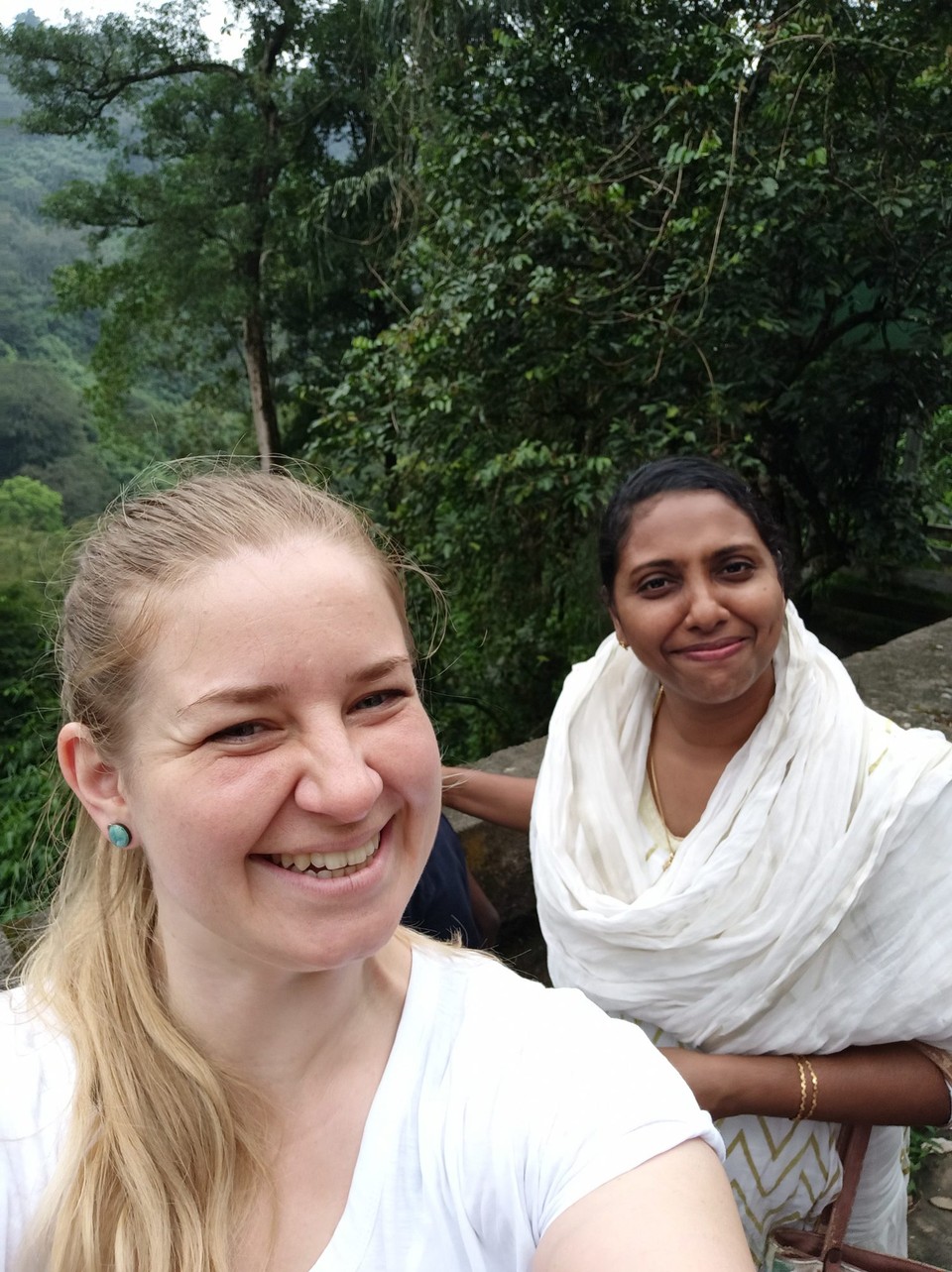 Indien - Suryanelli - Überraschungsselfie😃 Jeszna sieht nicht so begeistert aus. 