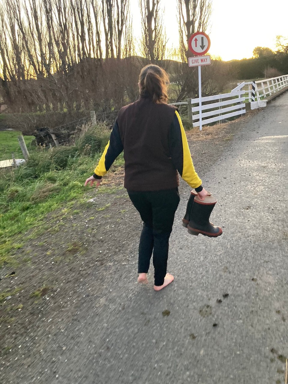 Neuseeland - Ward - Die Gummistiefel sind der Horror, weiß wirklich nicht, wie die anderen darin angenehm laufen können… deshalb lauf ich eben Barfuß nach Hause - eben Kiwistyle 😎