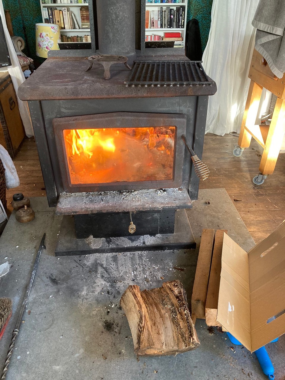 Neuseeland - French Farm - Erstmal einheizen. Hier wird sonst nur im Sommer gewohnt, also ziemlich kalt hier…