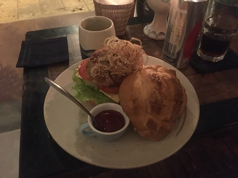 Vietnam - Dong Hoi - Threehugger Café 🍔