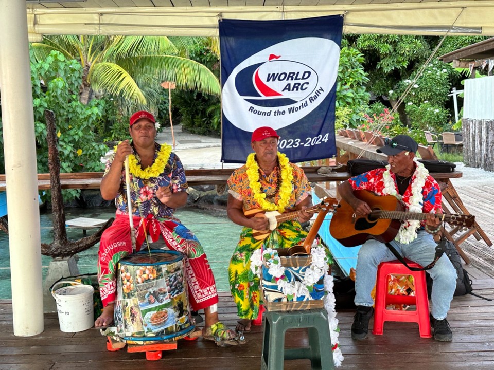 Französisch-Polynesien - Bora-Bora - Sitze im Yachtclub Bora Bora, und da kommen gerade die Segler von der round the world Rally an 😎habe meiner Schwester Gruß an Achim gesendet und gefragt, oder kommt der auch noch?
