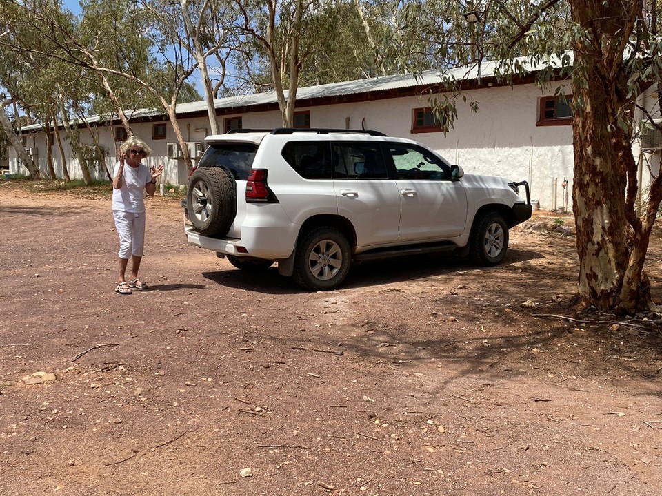 Australien - Mount Zeil - Zimmerbezug in der Glen Helen Lodge bei 46 Grad und grosser Fliegenplage