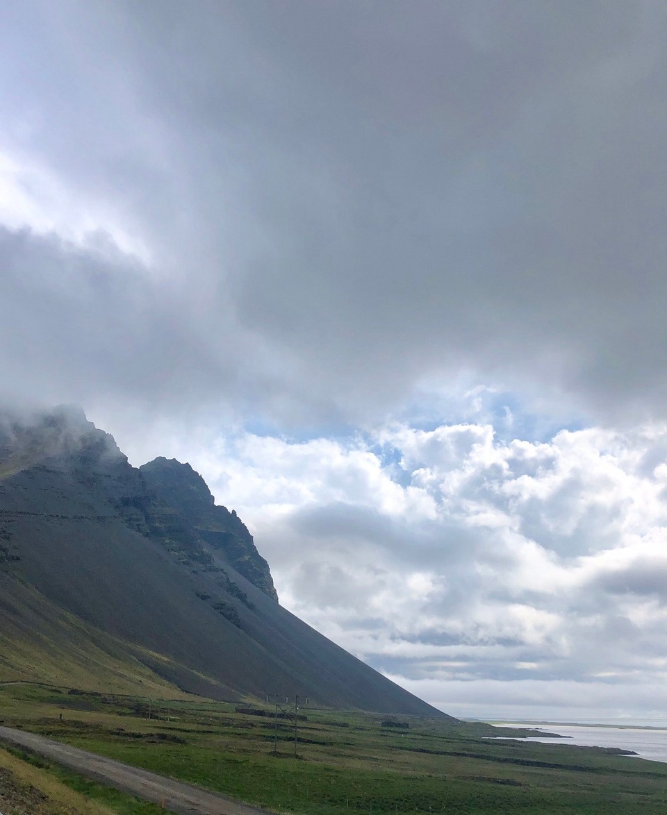 Island - Sveitarfélagið Hornafjörður - Jetzt geht es zurück zum Eystrahorn. Letzter Blick also auf das Vestrahorn von schräg vorne...