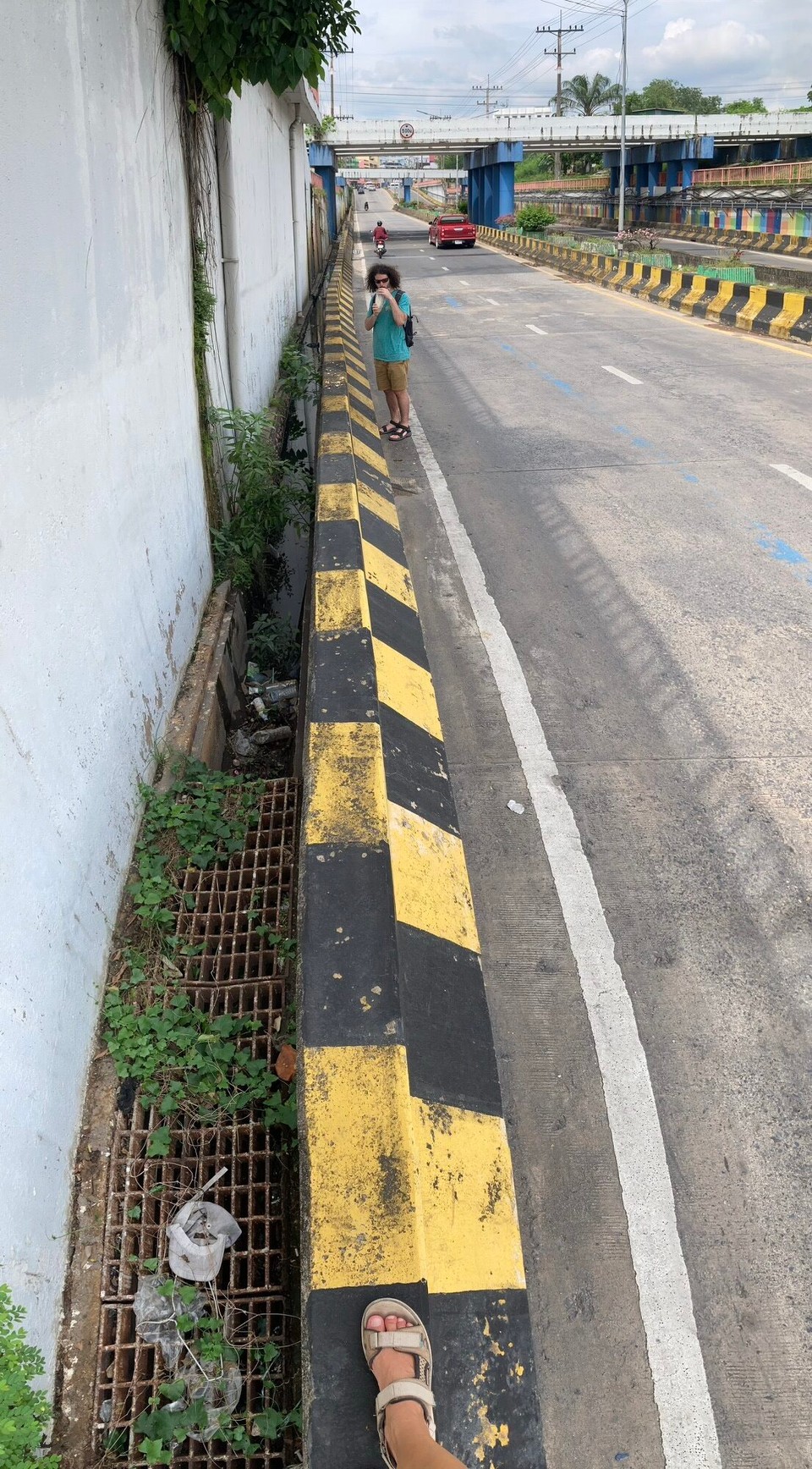 Thailand - Amphoe Hat Yai - Wenn es keinen Fußweg gibt, lauf ich eben auf der Begrenzung 😂