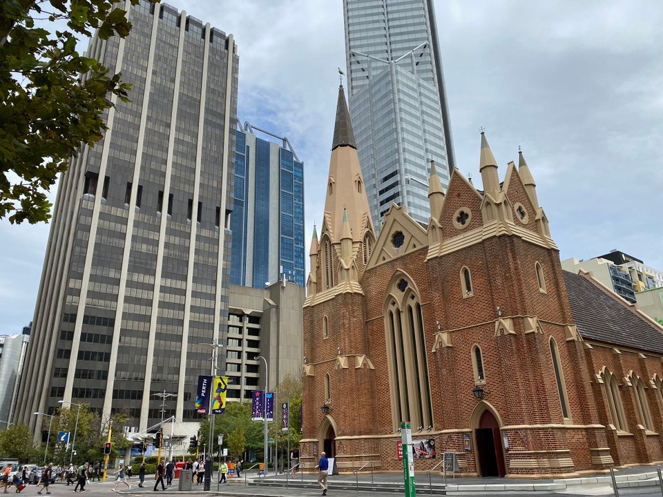 Australien - South Perth - Historische Gebäude gleich neben modernsten Wolkenkratzern prägen das Stadtbild