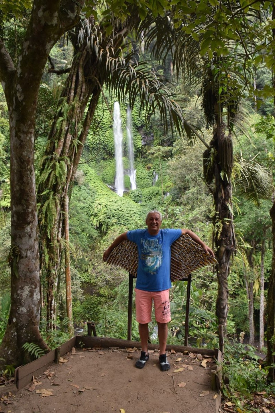 Indonesien - Kabupaten Lombok Utara - Ich hab es dann mit den Flügeln versucht, aber das wollte auch nicht so recht klappen. Also doch wieder zu Fuß.