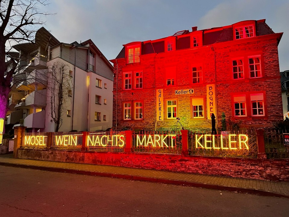 Deutschland - Traben-Trarbach - Die Stadt ist insbesondere entlang der Mosel schön beleuchtet und geschmückt.