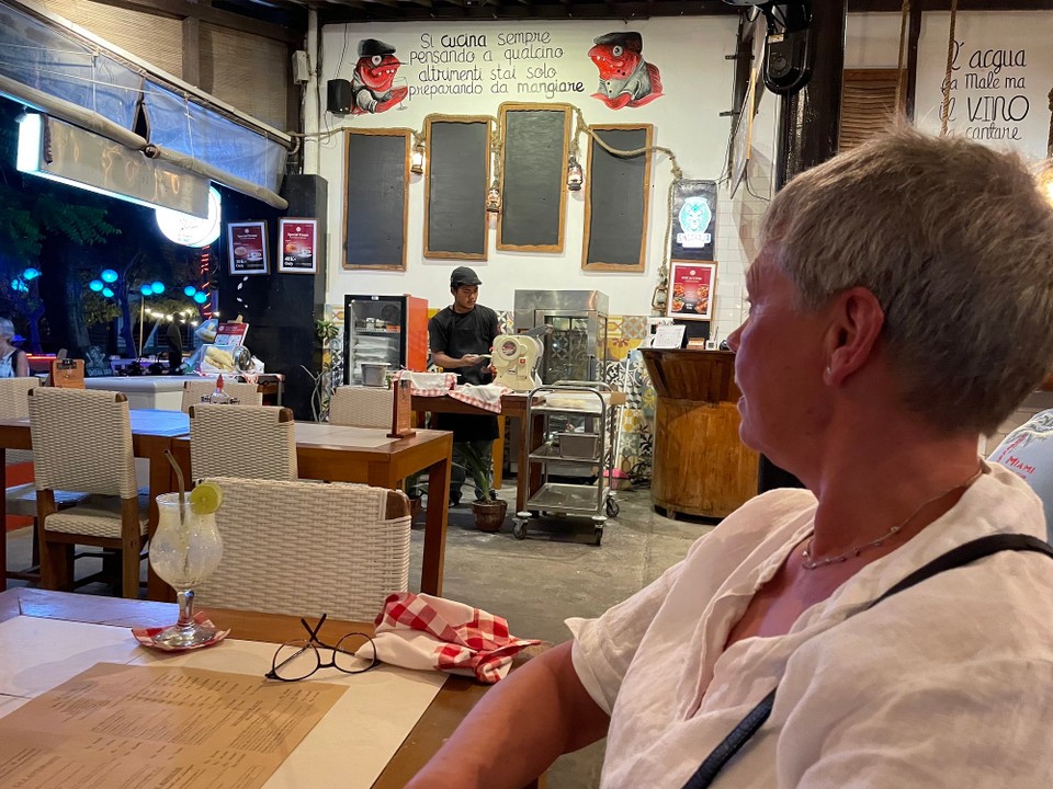 Indonesien - Kabupaten Lombok Utara - Die Nudeln werden hier im Restaurant selbst gemacht.
Die Desserts sind echt der Hammer und den besten Cappuccino gibt es hier auch.
So das war es für heute.