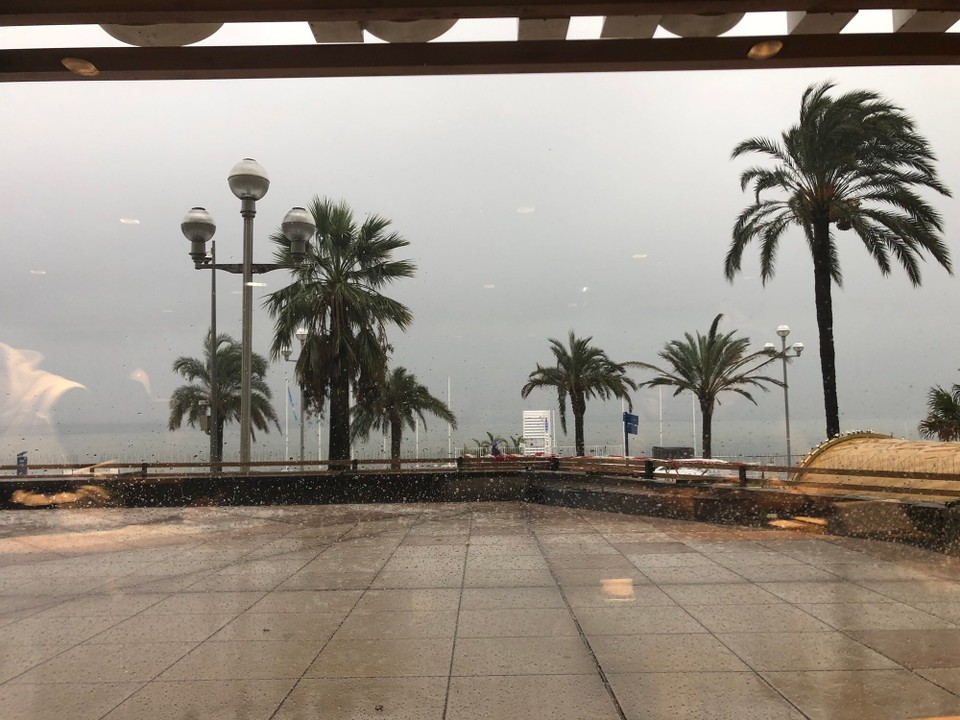 Frankreich - Nizza - Nachmittags hat es angefangen zu schütten wie aus Eimern, also ging es schon weiter nach Cannes, 2 Stunden Fahrt anstatt 40 Minuten.