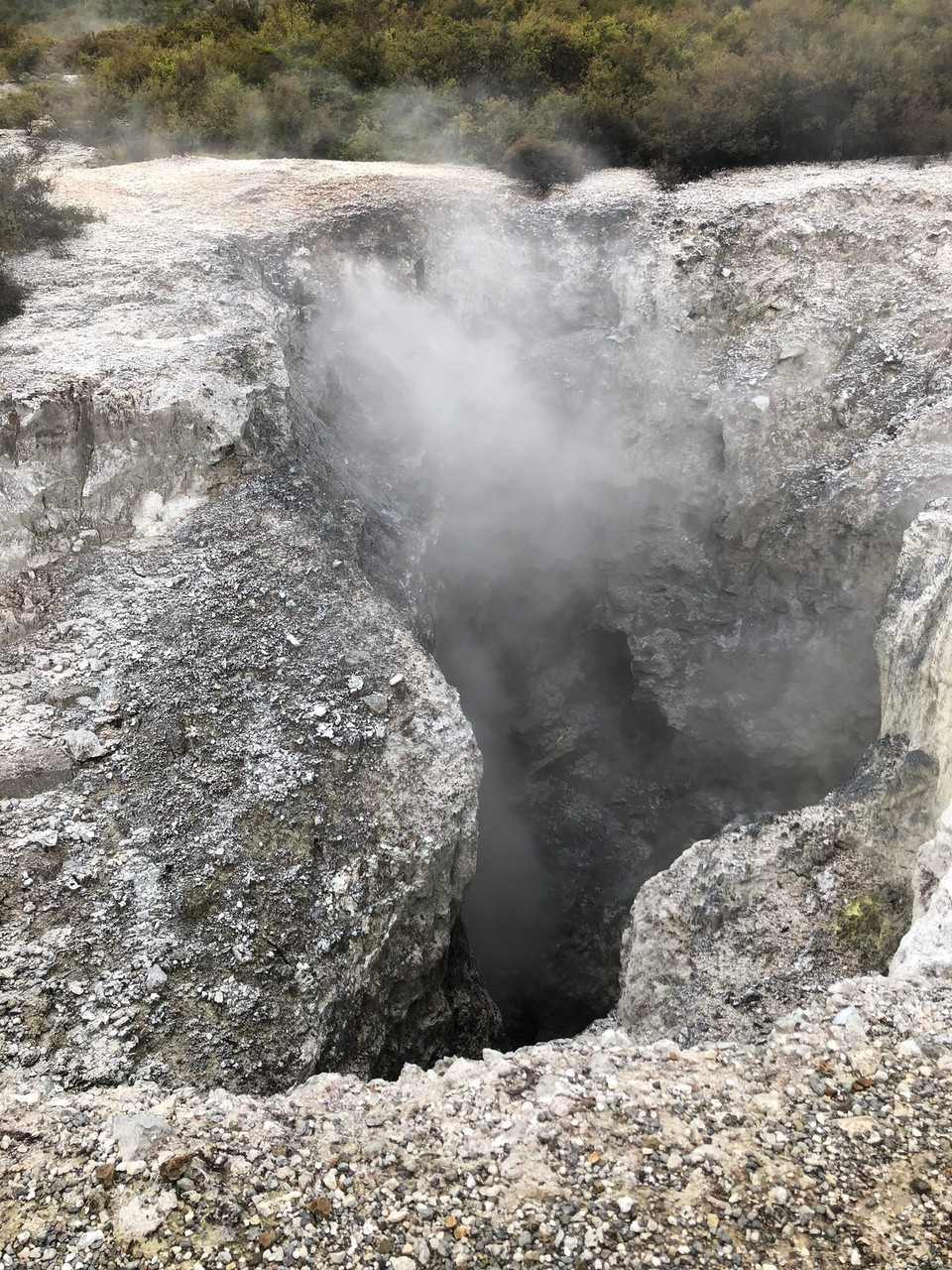 Neuseeland - Awakeri - Zuunterst blubbert der Schlamm. Die Geräusche aus diesem Krater wurden für die Szenen von Mordor in der Herr der Ringe Trilogie verwendet. 