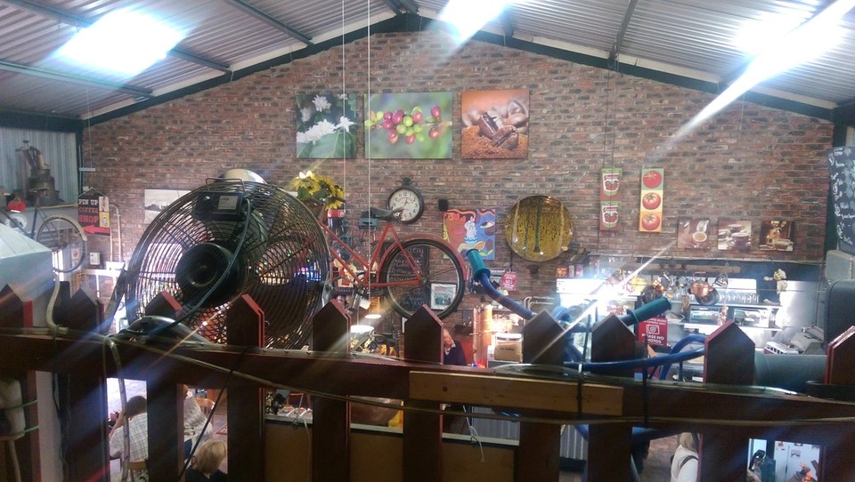 Südafrika - Mossel Bay - Der schönste Kaffeladen in dem wir je einen Cappuccino trinken durften "Baruch's Coffee Shop". Fotos waren leider nicht erlaubt um ihr "kreatives Management" nicht zu gefährden. 
Am Abend machten wir uns auf Richtung Swellendam. Wir nähern uns der Wein Gegend!
