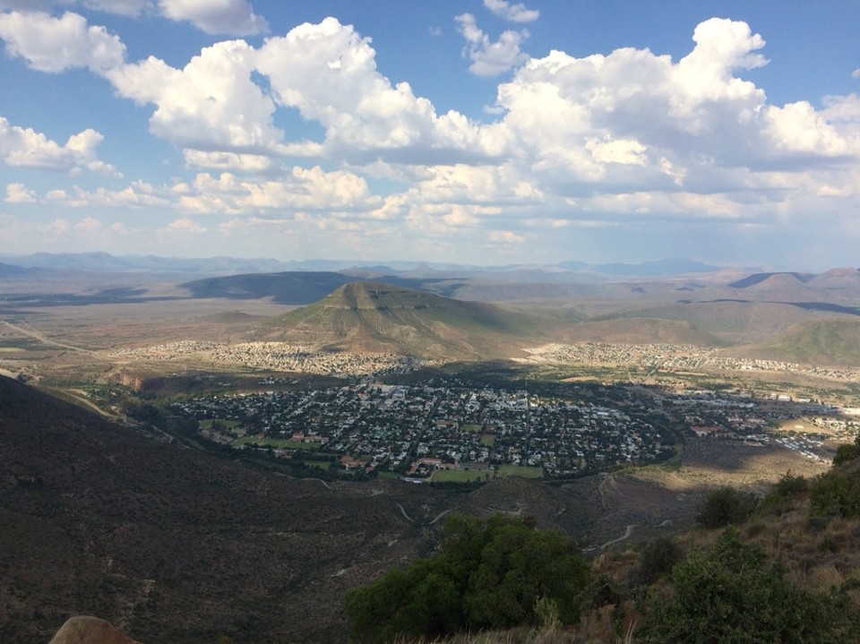 Südafrika - Graaff-Reinet - Graaff Reinet vom Camdeboo Nationalpark aus gesehen
Schade den Camdeboo kennt dieTripmii App nicht