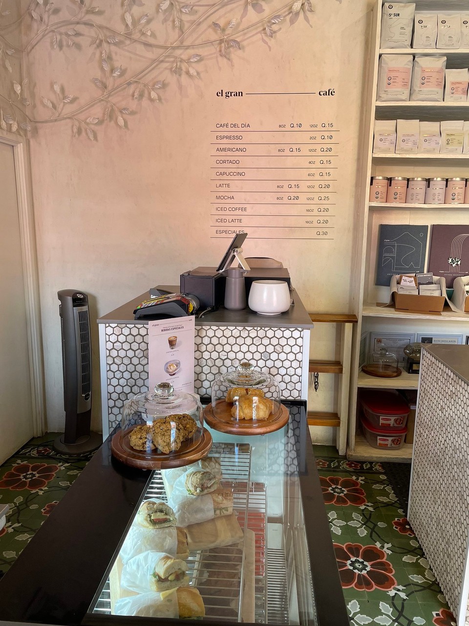 Guatemala - Antigua Guatemala - In einem der zahlreichen kleinen Cafés zunächst den Morgenkaffee nachholen ☕️ 