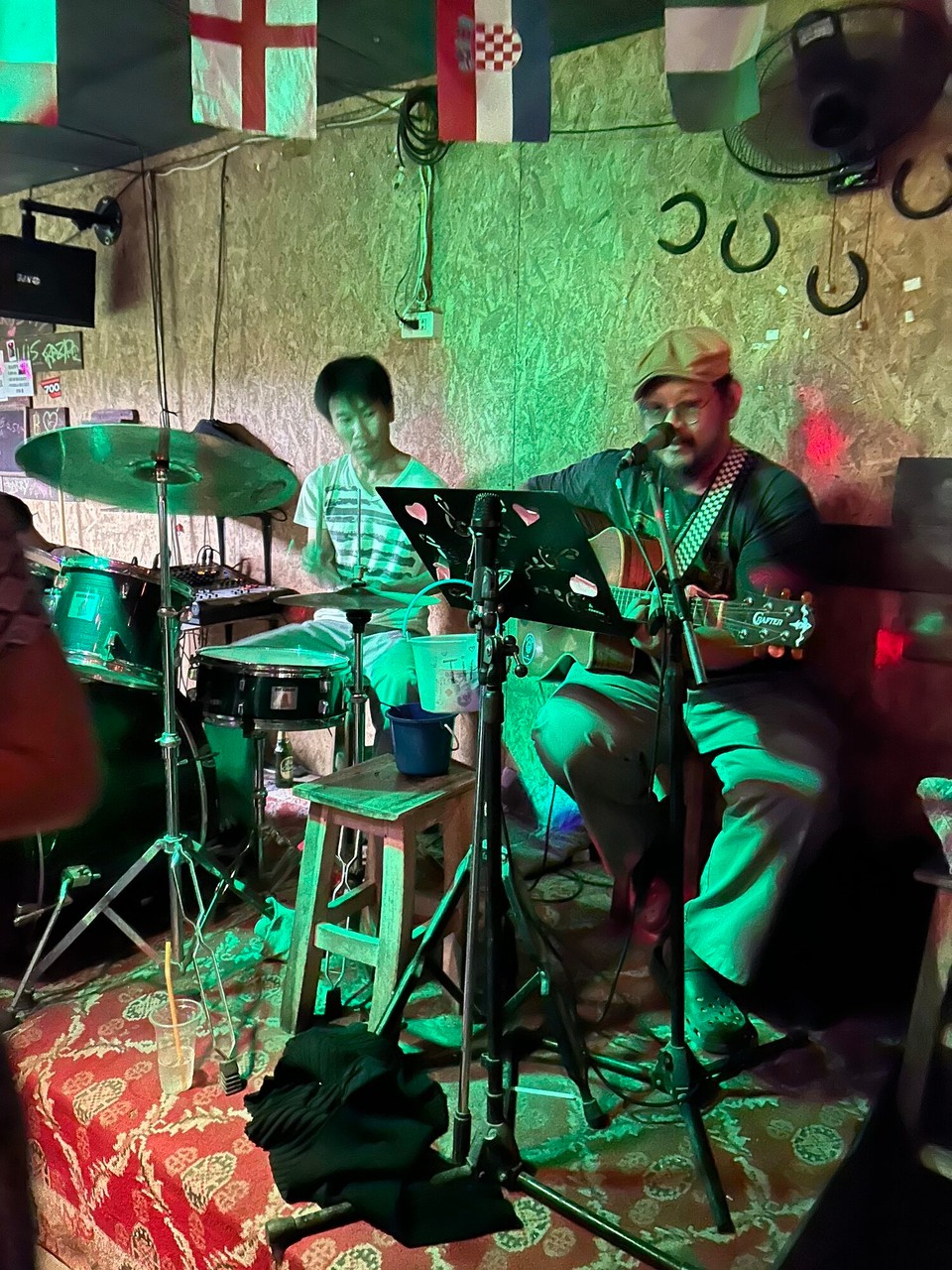 Thailand - Pai - Zum Ausklang des Abends ließen wir uns in eine kleine Bar treiben. Wo wir von einer grandiosen Live-Band begrüßt worden. Der Gitarrist war phänomenal: Ich weiß gar nicht wie wir es beschreiben können, er konnte mit seinen Lippen trompetenartig Musik spielen. Und dazu tanzten wir in die Mitternacht