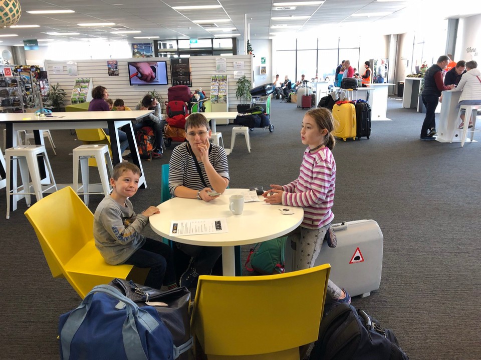 Neuseeland - Christchurch - Nach Ankunft in Christchurch sind wir mit dem Shuttle zu Britz Rentals gefahren.
Aus der angekündigten Wartezeit von 1 Stunde wurden dann deren drei, bis wir unseren Camper in Empfang nehmen konnten.