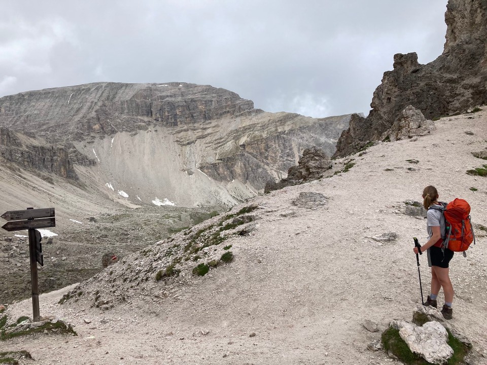 Italien - St. Christina in Gröden - Das Joch ist erreicht, der Blick auf die dahinter liegenden Berge der Puez