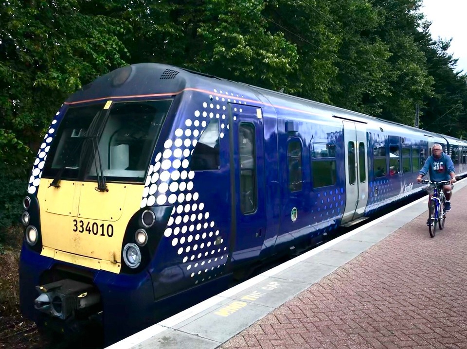 United Kingdom - Glasgow - ... extra einen Zug organisiert. Ich bin gerührt und nehme das Angebot dankend an. Wer will schon nach zehn Tagen im schottischen Outback durch die Peripherie Glasgows ins Zentrum radeln? 