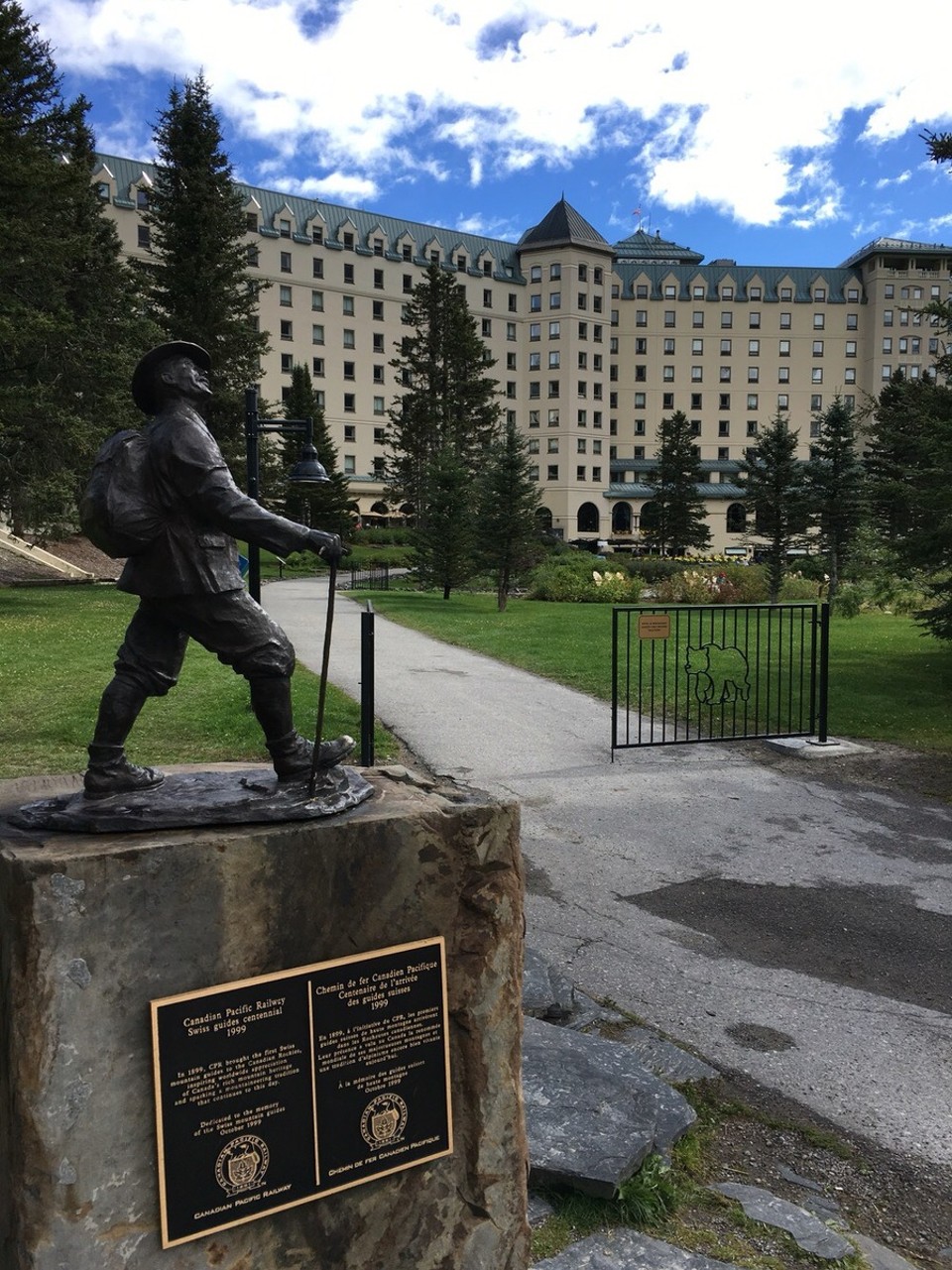 Kanada -  - Das Fairmont Hotel direkt am See mit dem typischen Schweizer Touristen. Nicht sicher ob ich jemanden gesehen habe, der so rumgelaufen ist, aber ich werde es euch wissen lassen, wenn mir einer über den Weg läuft. 