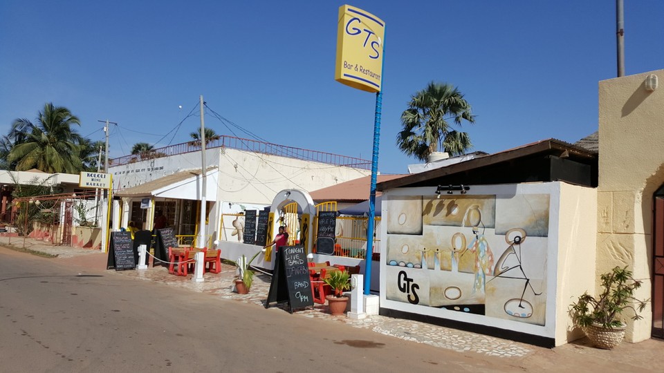 Gambia -  - Der Ort meines Vaters liegt direkt am Meer. Viele europäische Touristen besonders aus Belgien, Holland und UK sind hier. 