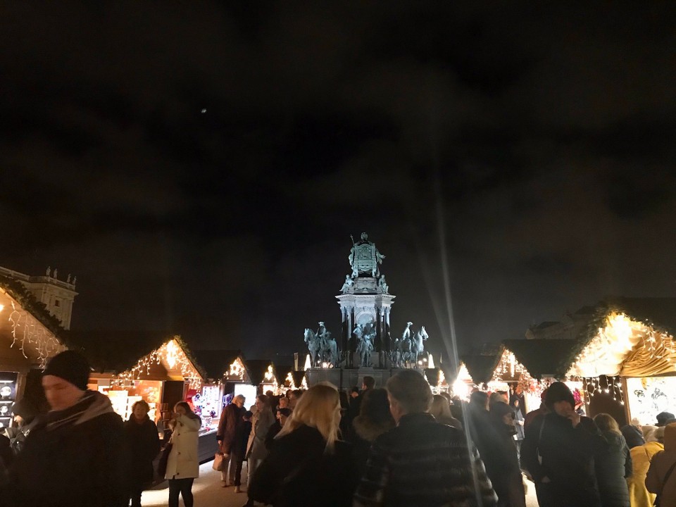 Österreich - Wien - Museumsquartier | Weihnachtsmarkt | Glühwein, Schwips und Bratwurst