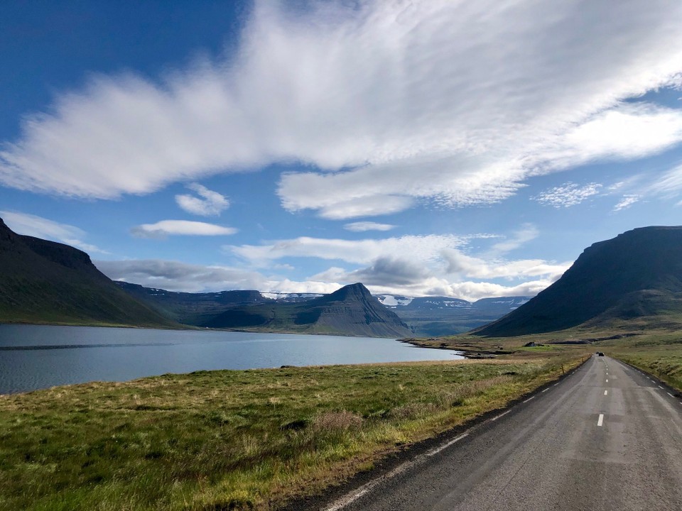 Island - Súðavíkurhreppur - Blick nach links... Das Ísafjarðardjúp und seine Seitenäste... Zeit die Westfjorde noch einmal in vollen Zügen zu geniessen...😍🥰 Wir starten beim Spielplatz in Súðavík mit dem Seitenast „Álftafjörður“, dem Schwanenfjord. Hört sich doch schon sehr schön an...🥰
