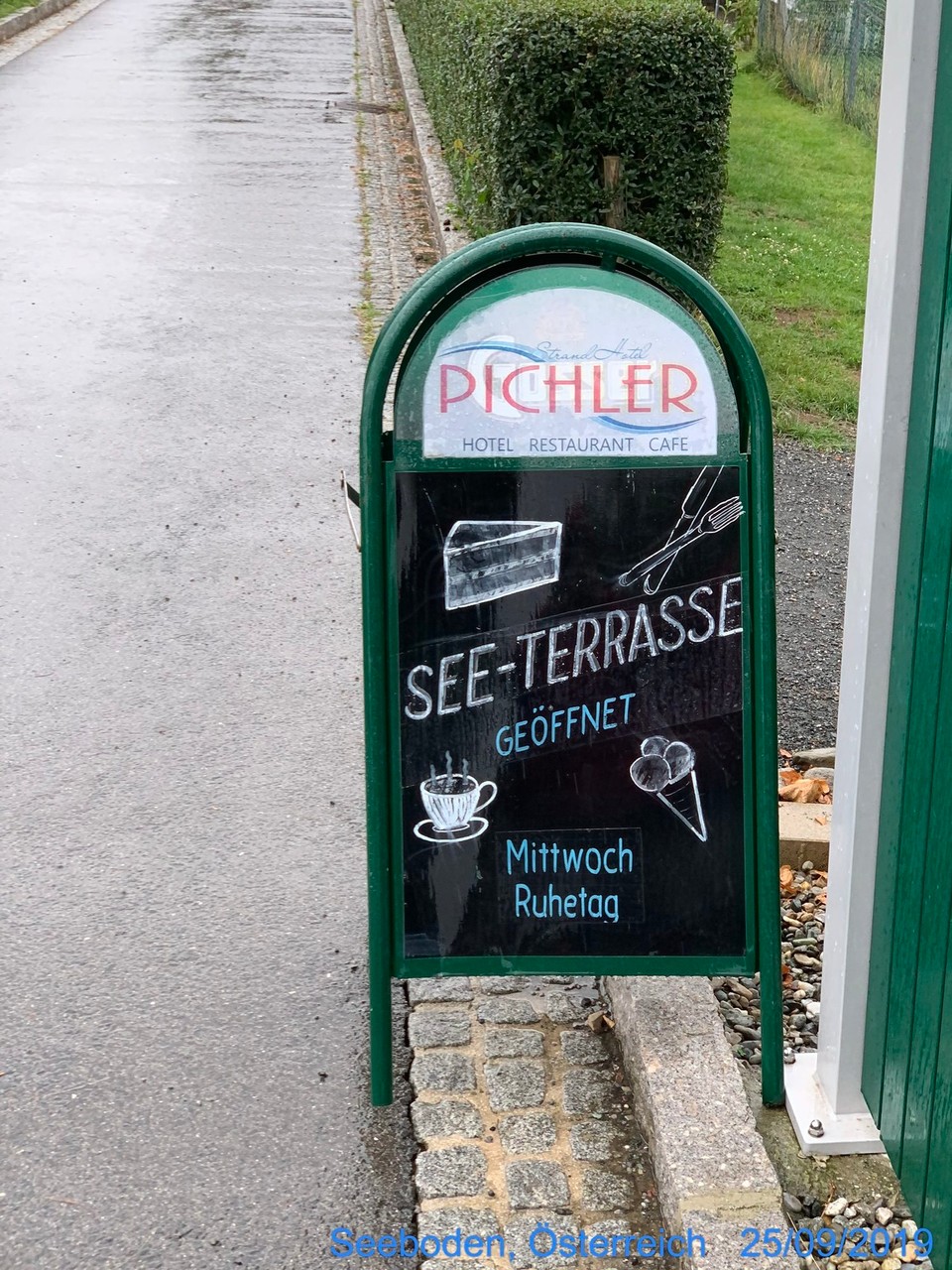Österreich - Seeboden - Klar, das Schiff 🚢 kommt in einer Stunde muss noch eine Stunde und das Café an der Haltestelle hat heute seinen Ruhetag. 
