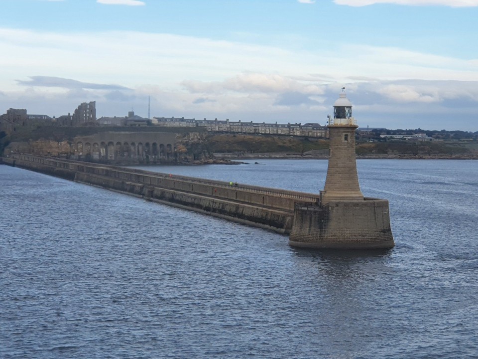 Vereinigtes Königreich - Newcastle upon Tyne - Die Hafeneinfahrt von Newcastle begrüßt uns um kurz nach 9:00 Uhr.