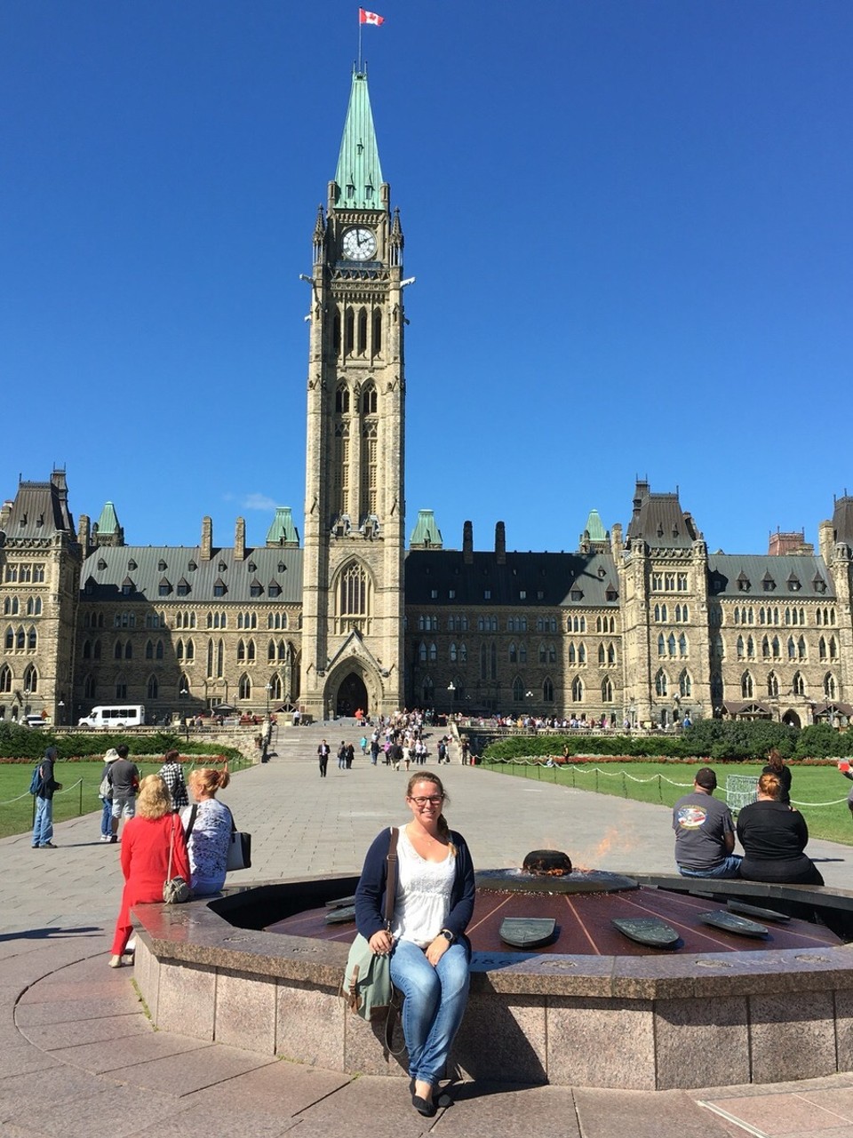 Kanada - Ottawa - The Parlaiment of Canada - und ja das Feuer da hinter mir ist heiß =) 