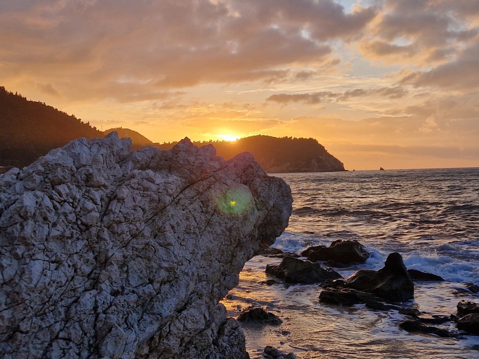 Griechenland - Agios Nikitas - Sonnenuntergang am Ufer