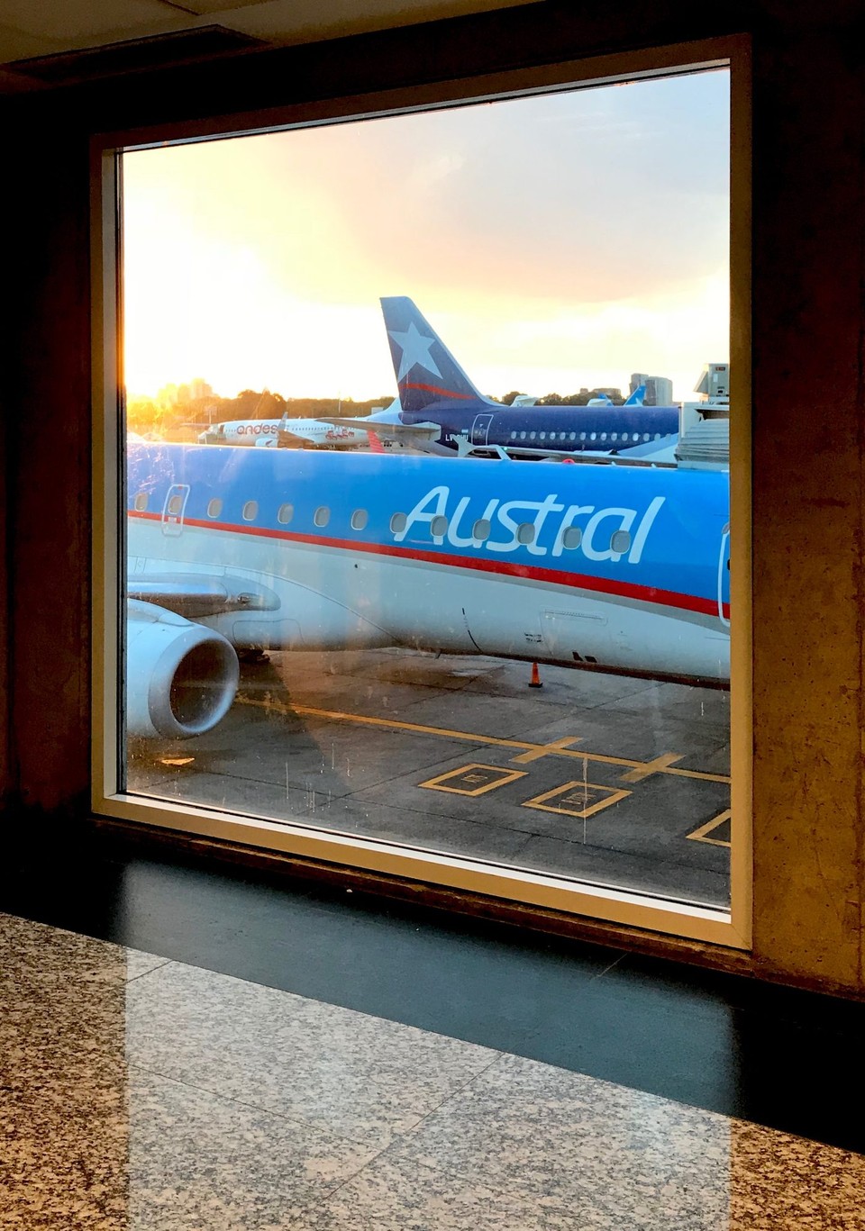 Argentinien - Buenos Aires - Room with a view - Nach einigen Gatewechseln und einer Verspätung von einer Stunde Abflug nach Mendoza 