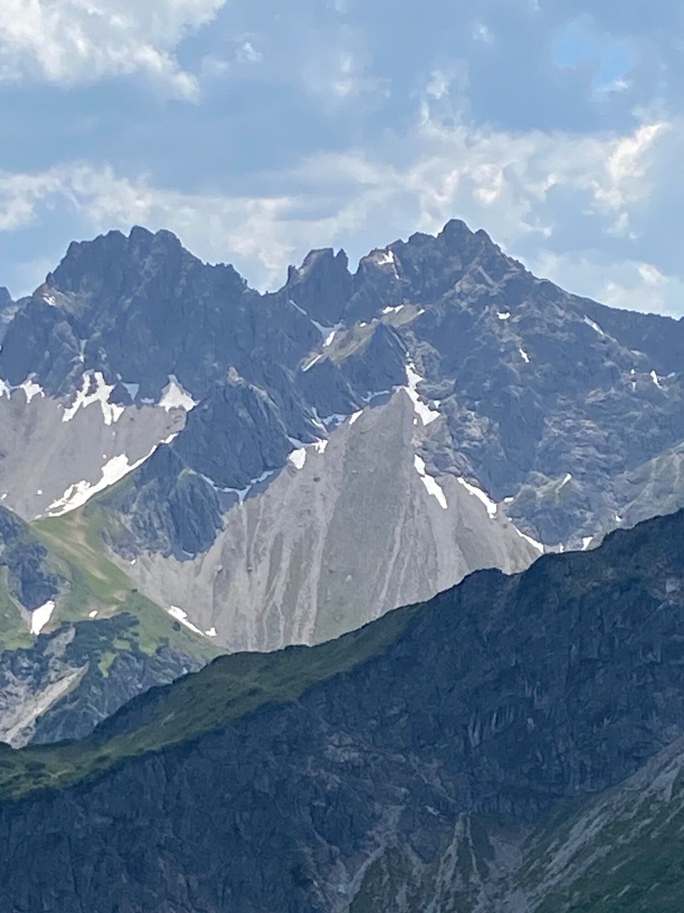 Deutschland - Oberstdorf - Schneereste klammern sich an Schutthalden