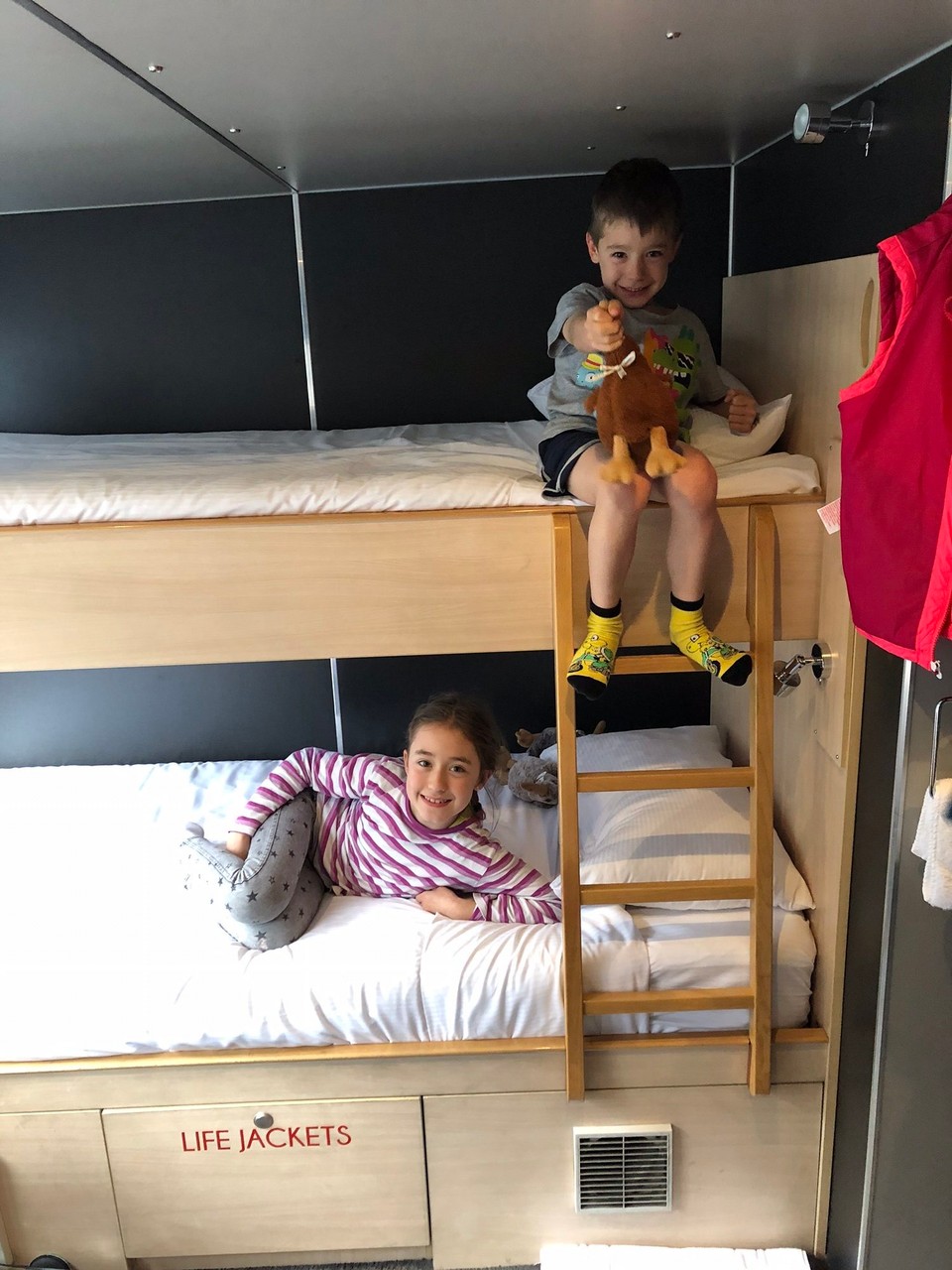 Neuseeland - Milford Sound - Und dann geht es ab in unsere Kabine Nummer 1 mit 2 Etagenbetten. Alle Kabinen haben sehr schöne Aussicht.
Es schlafen 19 Passagiere und 5 Crew-Mitglieder auf dem Schiff.