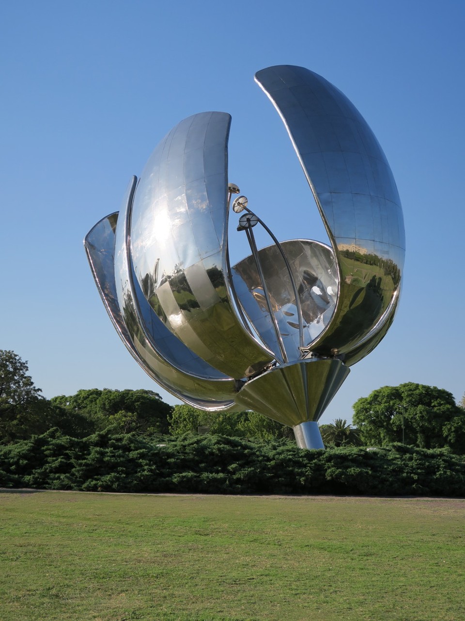 Argentina - Buenos Aires - Floralis generica, fleur en aluminium qui s'ouvre et se ferme en fonction de l'heure