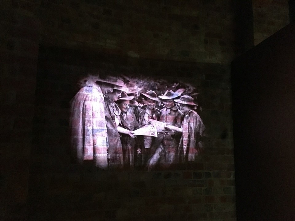 Australien - Melbourne - Im ANZAC Memorial wird man daran erinnert, was vor so vielen Jahren geschehen ist. Man sollte es auch in der heutigen Zeit nicht vergessen. 