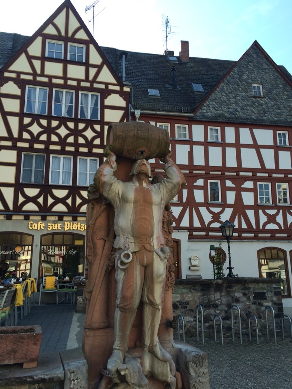 Deutschland - Limburg an der Lahn - Der Säuferbrunnen befindet sich direkt auf der Plötze in Limburg. Der denkmalartige Brunnen stellt den Raubritter Friedrich von Hattstein dar. Friedrich war bekannt für sein extrovertiertes und dekadentes Leben. Im Jahre 1353 überzeugten ihn die Limburger jedoch, ein anständiger Mann zu werden.
Er ließ sich sogar darauf ein, von 1357 bis 1363 Stadthauptmann zu Limburg zu werden.