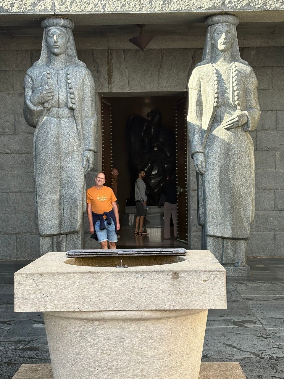Montenegro - Cetinje - Eingang zum Mausoleum (Figuren mit montenegrinischer Tracht)