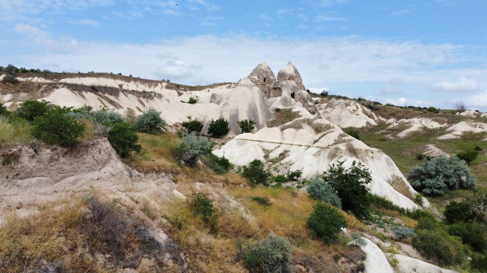 Türkei - Nevşehir Merkez - Da es heute den ganzen Tag zu 100% regnen sollte, hatten wir uns nichts vorgenommen. Tolle Wetterapp…
Der Morgen begrüßte uns mit Sonnenschein, also genau das richtige um die Drohne zu testen.