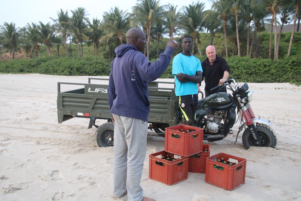 Senegal - Cap Skirring - Bier wird geliefert