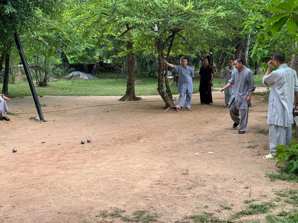 Vietnam - Huế - Kleines Pétanque Match unter den Mönchen. Anders als in Thailand, Kambodscha und Laos gehören die Mönche Vietnams dem Mahayana Buddhismus an. Daher nicht die orangen Gewänder.
