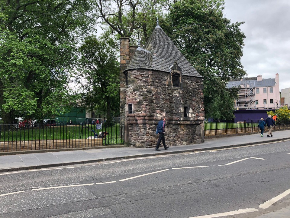 Vereinigtes Königreich - Edinburgh - Mary Stewarts Badezimmer. Na ja, jedenfalls wird dieses komische Bauwerk vom hiesigen Volke liebevoll so bezeichnet.