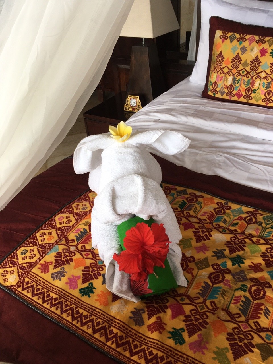 Indonesien - Gianyar - Handtuch wie ein Elefant gebunden/gefaltet. Das grüne ist ein Sarong (Wickelrock)
