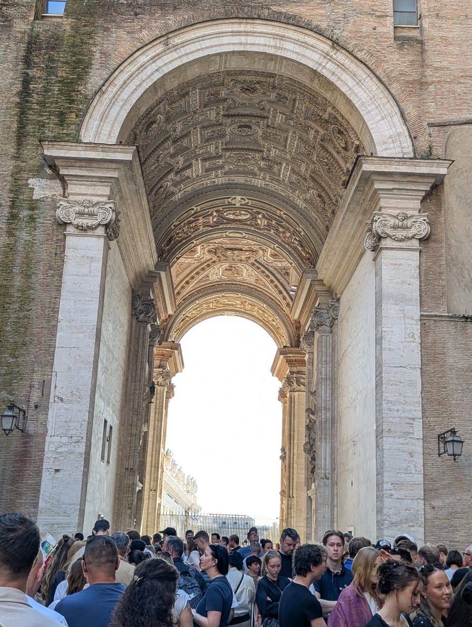 Italien - Rom - Um die Kuppel zu besteigen nehmen wir diesen Eingang.
