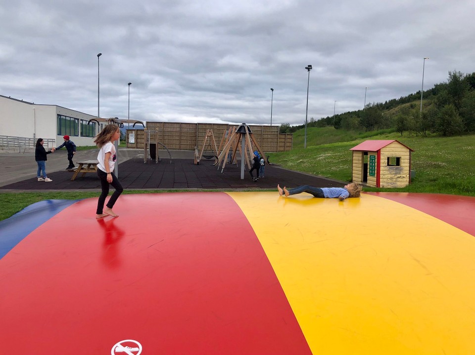 Island - Hörgársveit - Lustig, dass diese Hüpfkissen so super bei Kindern ankommen...